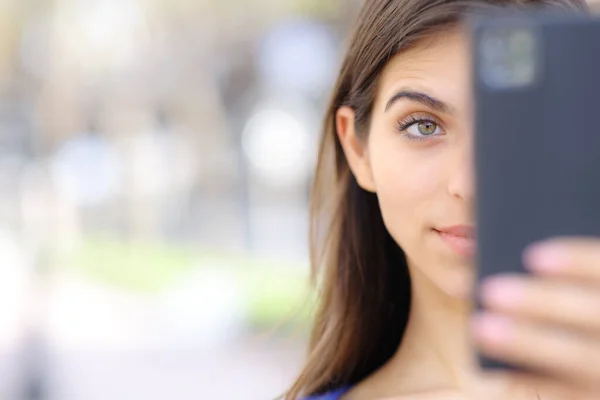 Vista Frontal Close Retrato Uma Mulher Surpresa Verificando Telefone Celular — Fotografia de Stock