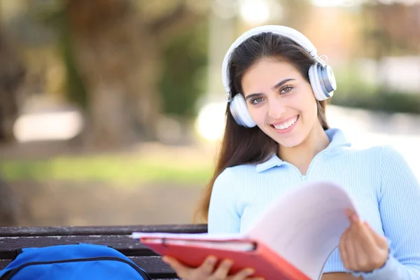 Szczęśliwy Student Pozowanie Patrząc Ciebie Trzymając Notatnik Noszenie Słuchawki Parku — Zdjęcie stockowe