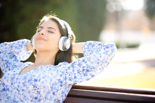Szczęśliwa Kobieta Słuchająca Muzyki Spoczywającej Ławce Parku — Zdjęcie stockowe