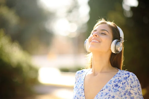 Happy Woman Relaxing Mind Breathing Headphone Park — Stock Photo, Image