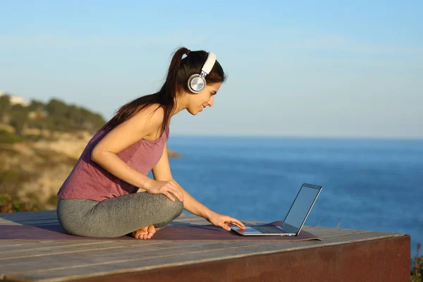 Yogi Met Hoofdtelefoon Laptop Bereidt Online Begeleide Lessen Het Strand — Stockfoto