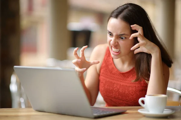 Angry Woman Having Problems Laptop Bar Terrace — Stock Photo, Image