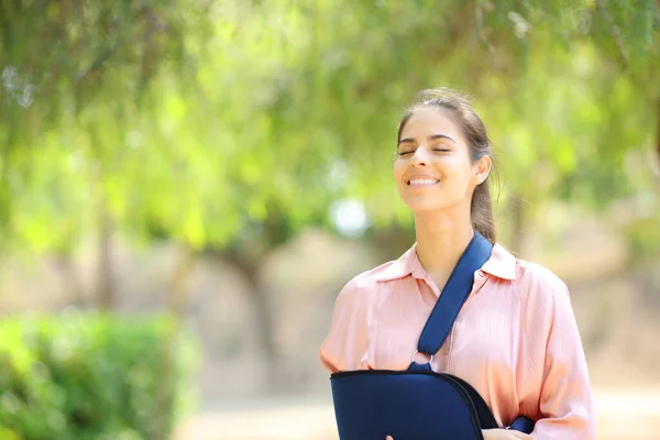 Happy Convalescent Woman Breathing Fresh Air Green Park — Stock Photo, Image