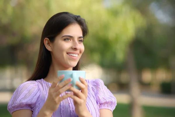 Yeşil Bir Parkta Elinde Kahve Fincanı Tutan Mutlu Bir Kadın — Stok fotoğraf