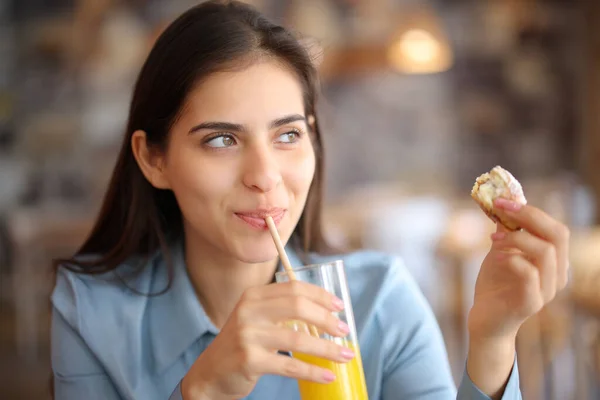 Mulher Feliz Beber Suco Comer Croissant Restaurante — Fotografia de Stock