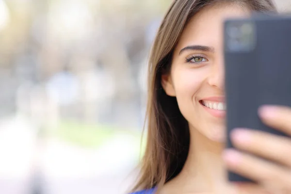 Close Front View Retrato Uma Mulher Feliz Usando Telefone Celular — Fotografia de Stock
