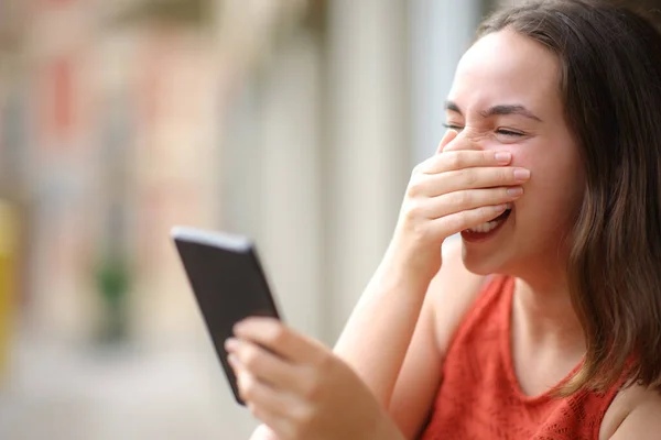 Vrolijke Vrouw Lachen Luid Controleren Mobiele Telefoon Straat — Stockfoto