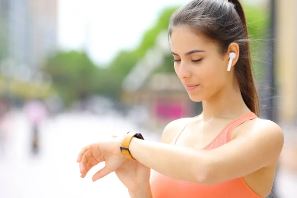 Runner Earbud Checking Smartwatch Street — Stock Photo, Image