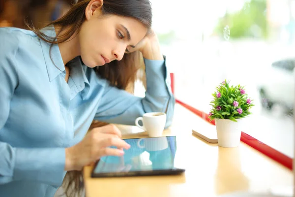 Серьёзная Женщина Сидящая Планшете Кафе — стоковое фото