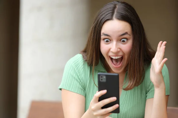 Ενθουσιασμένη Γυναίκα Ελέγχει Καταπληκτικό Περιεχόμενο Στο Τηλέφωνο Στο Δρόμο — Φωτογραφία Αρχείου