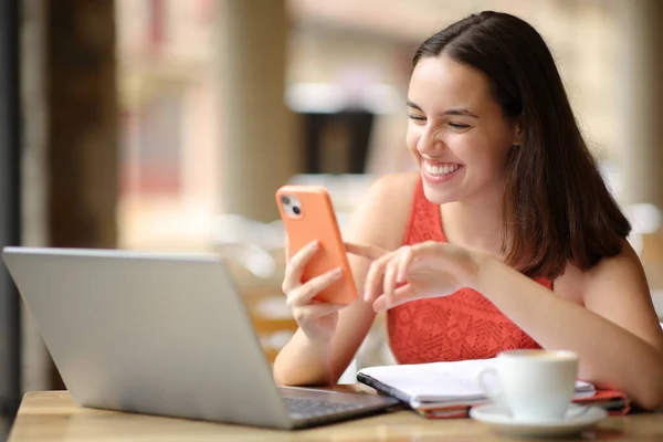 Glückliche Studentin Checkt Smartphone Und Computer Auf Barterrasse — Stockfoto