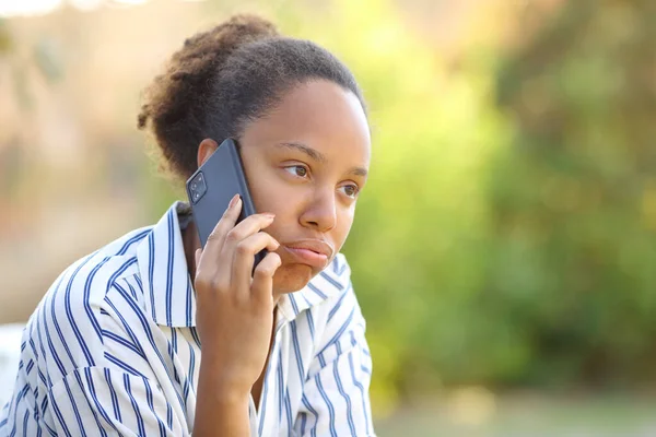 Impatient Black Woman Complaining Talking Phone Park — Stock Photo, Image