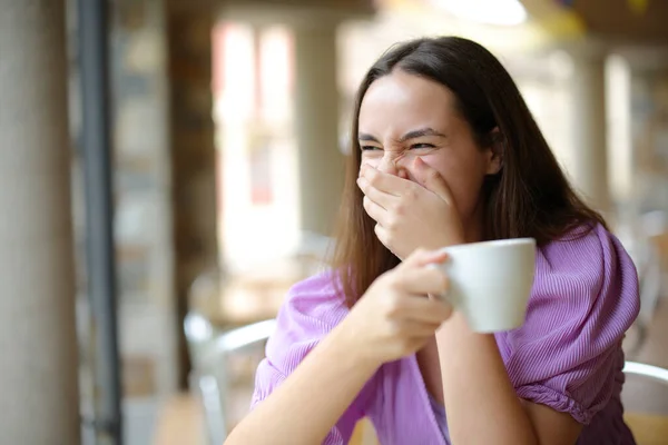 Lycklig Kvinna Dricker Kaffe Skrattar Högt Bar Terrass — Stockfoto
