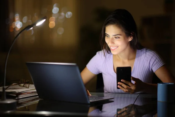 Lycklig Kvinna Med Hjälp Flera Enheter Som Jagar Laptop Natten — Stockfoto