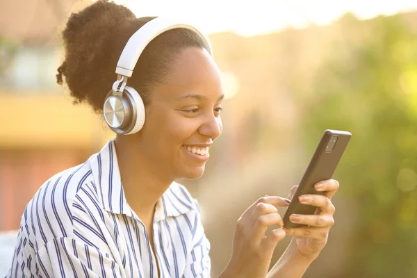 Donna Nera Che Ascolta Musica Telefono Parco Tramonto — Foto Stock