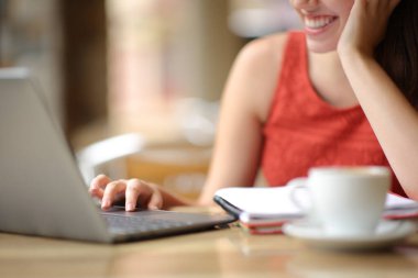 Terasta dizüstü bilgisayar kullanan bir öğrencinin fotoğrafını çek.