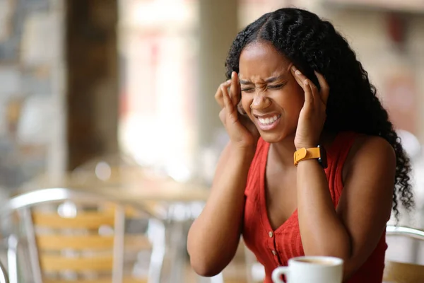 Kahve Dükkanının Terasında Oturan Siyah Kadın Migren Ağrısı Çekiyor — Stok fotoğraf