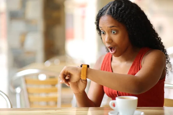 Úžasné Černošky Žena Kontrola Smartwatch Baru Terasa — Stock fotografie