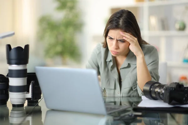 Frustrated Photographer Checking Bad Online News Laptop Home — Stock Photo, Image