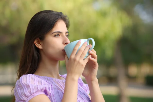 Entspannte Frau Trinkt Kaffee Park — Stockfoto