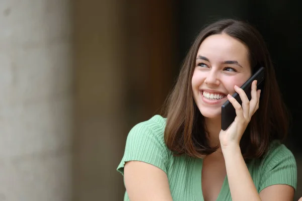 Happy Woman Talking Cell Phone Looking Side Street — Stock Photo, Image