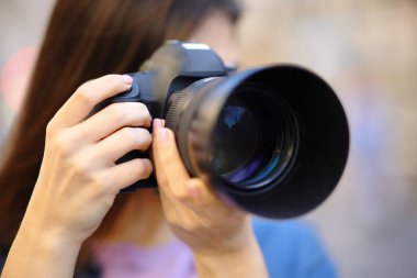 Dışarıda fotoğraf çeken bir fotoğrafçının portresini yakından çek.