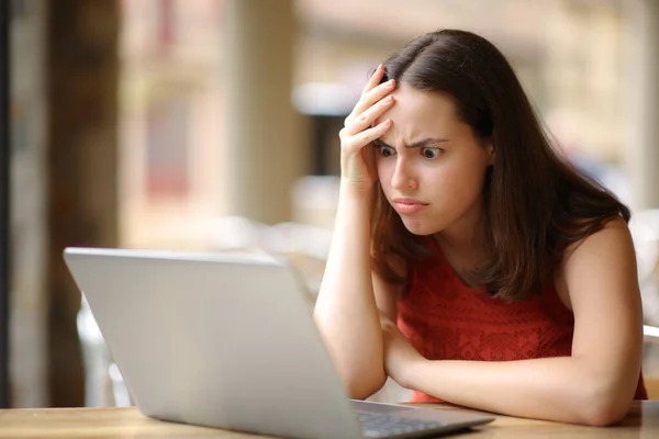 Frustrated Woman Cheking Laptop Mistake Bar Terrace — Stock Photo, Image