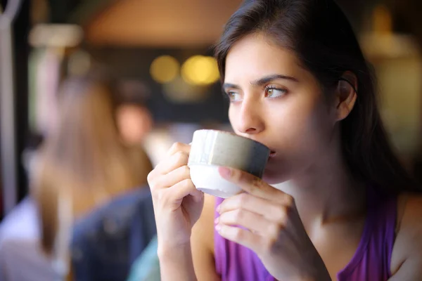 Mujer Pensativa Tomando Café Interior Restaurante Mirando Hacia Otro Lado — Foto de Stock