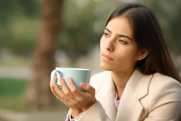 Femme Pensive Hiver Tenant Une Tasse Café Dans Parc — Photo