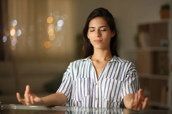 Femme Soulageant Stress Faisant Yoga Dans Bureau Nuit Maison — Photo
