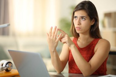 Öğrenci evde oturan sayıları hesaplamak için parmaklarını kullanıyor