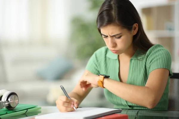 Frustated Estudante Verificando Smartwatch Estudar Casa — Fotografia de Stock