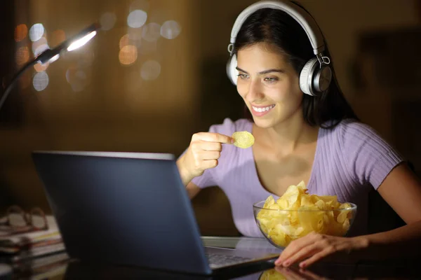 Mulher Feliz Usando Fone Ouvido Noite Assistindo Mídia Laptop Comendo — Fotografia de Stock