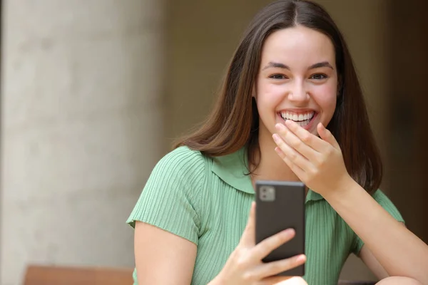 Happy Woman Laughing Holding Phone Street Looking Camera — Stock Photo, Image