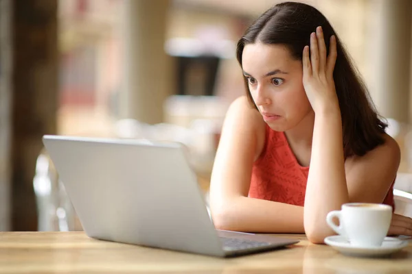 Verbijsterde Vrouw Controleert Laptop Absurde Inhoud Een Bar Terras — Stockfoto