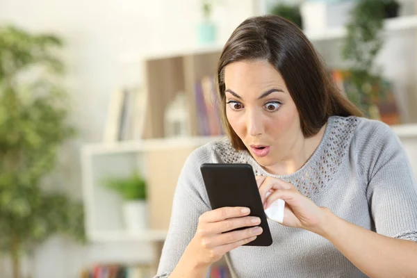 Mulher Surpresa Limpando Telefone Inteligente Com Olhos Boca Aberta Sentado — Fotografia de Stock