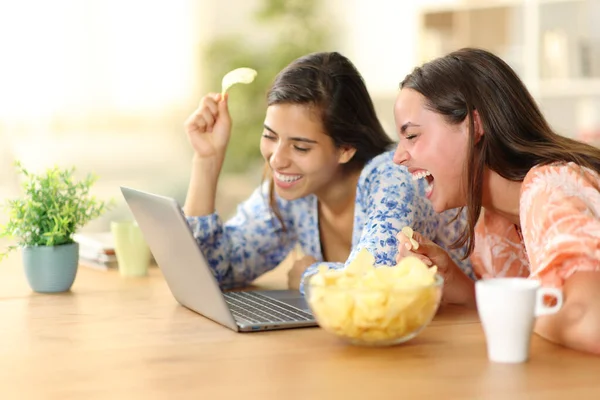 Gelukkige Huisgenoten Lachen Luid Kijken Grappige Video Een Laptop Eten — Stockfoto