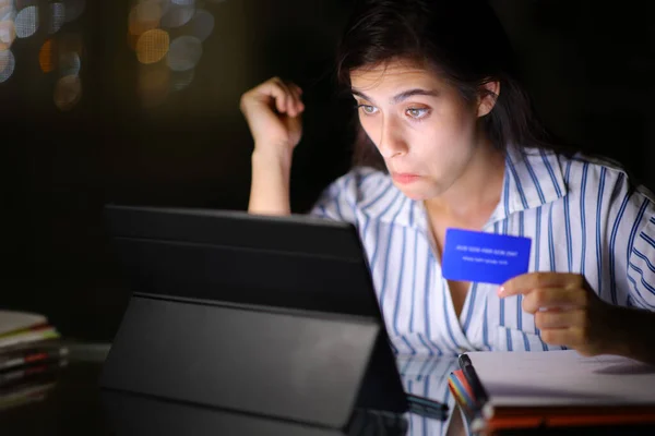 Verbijsterde Student Koopt Online Met Creditcard Laptop Nacht Thuis Kantoor — Stockfoto