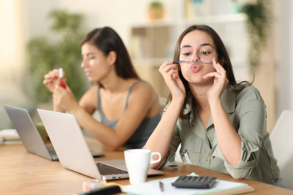 Two Lazy Teleworkers Wasting Time Bored Home — Stock Photo, Image