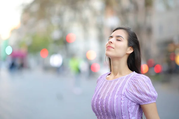Geniş Bir Sokakta Temiz Hava Soluyan Tatmin Olmuş Bir Kadın — Stok fotoğraf