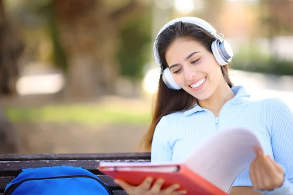 Szczęśliwy Student Noszący Słuchawki Lekcje Słuchania Parku — Zdjęcie stockowe