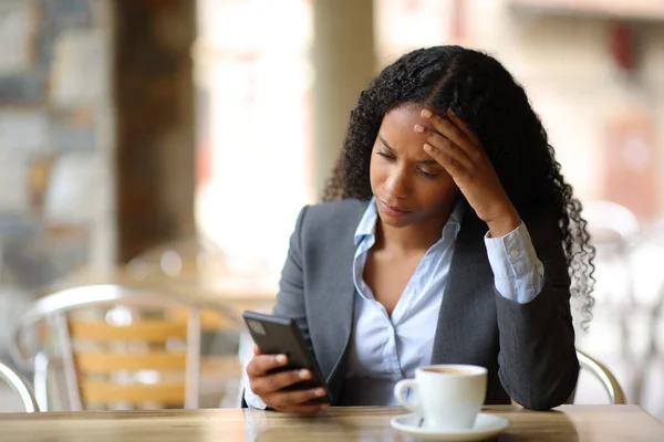 Worried Black Businesswoman Checking Bad News Phone Bar Terrace — Stock Photo, Image