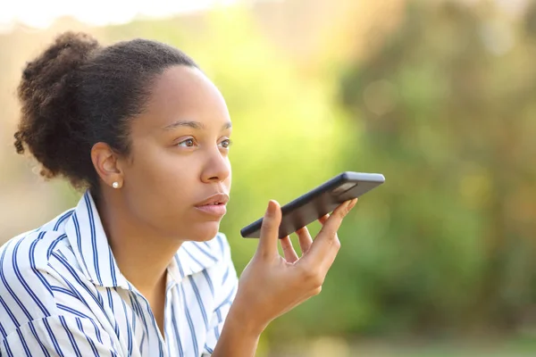 Černá Žena Diktuje Text Telefonu Usig Rozpoznávání Hlasu Sedí Zahradě — Stock fotografie