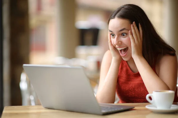 Fantastisk Kvinna Att Hitta Goda Nyheter Laptop Sitter Bar Terrass — Stockfoto