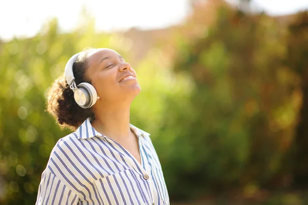 Happy Black Woman Meditating Listening Audio Guide Headphone Park — Stock Photo, Image