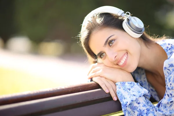 Щаслива Жінка Мала Навушники Насолоджуючись Аудіо Лавці Парку — стокове фото
