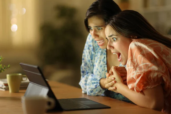 Skrämda Kvinnor Tittar Media Laptop Natten Hemma — Stockfoto