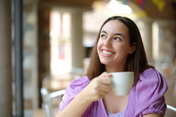 Mujer Feliz Soñando Mirando Por Encima Beber Café Restaurante — Foto de Stock