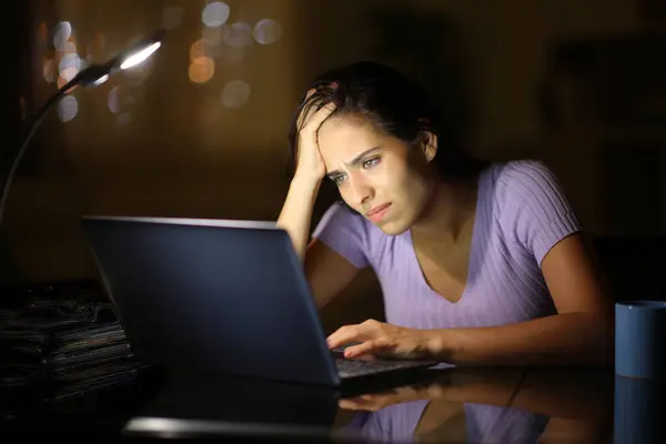 Tråkig Kvinna Klagar Natten Hemma Och Jagar Dåliga Nyheter Laptop — Stockfoto