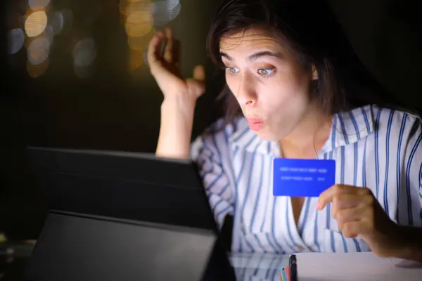 Amazed Woman Buying Tablet Credit Card Night Home — Stock Photo, Image